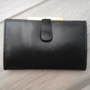 Echt O Prym Black Leather Bifold Kiss Lock Coin Wallet. Size 3x4.5